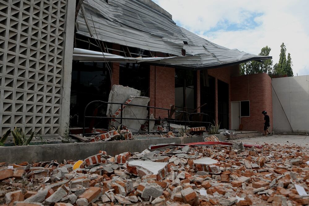 Un hombre revisa los daños a una construcción tras un terremoto en Palu, Indonesia. FOTO: EFE