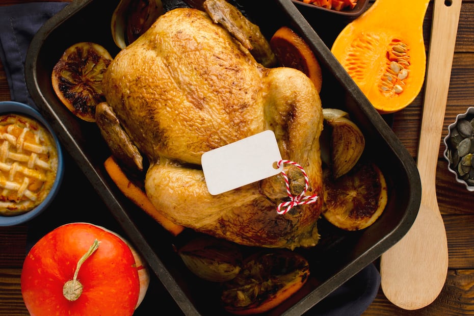 La preparación previa es clave para que el pavo al horno conserve su sabor y textura. Foto: Freepik