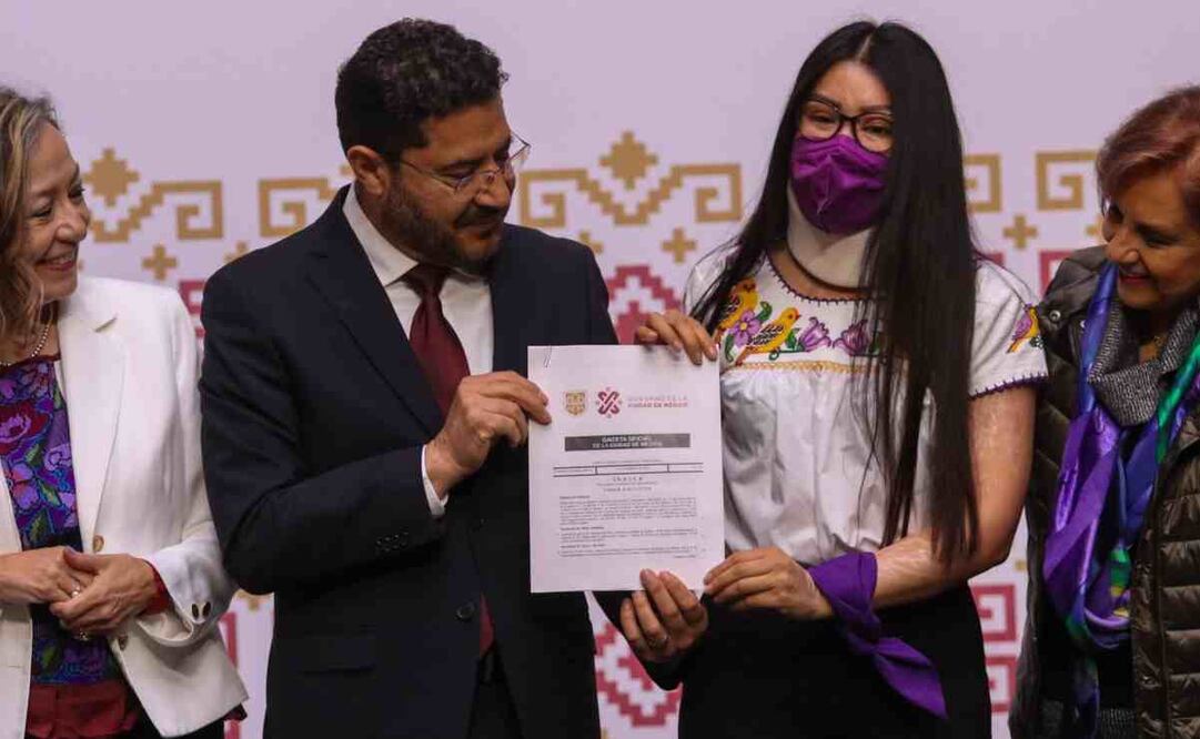 La Saxofonista Malena Ríos, encabezó junto con el jefe de Gobierno de la Ciudad, Martí Batres Guadarrama, la presentación de la Ley Malena, que comprende Reformas que protegen a las mujeres, niñas y trans a una vida libre de violencia. El evento tuvo lugar en el patio central del H. Palacio del Ayuntamiento.
Foto: Cuartoscuro