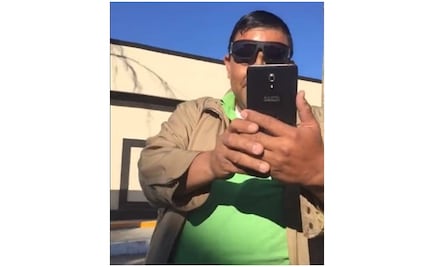 Taxistas bloquean a conductor de Uber en La Paz