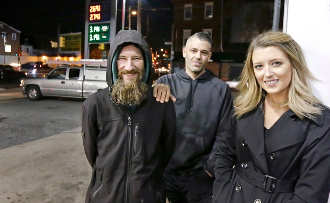 El desamparado, identificado por los medios como el veterano del cuerpo de marines John Bobbitt, de 34 años, se acercó a ella y la ayudó (Foto: AP)