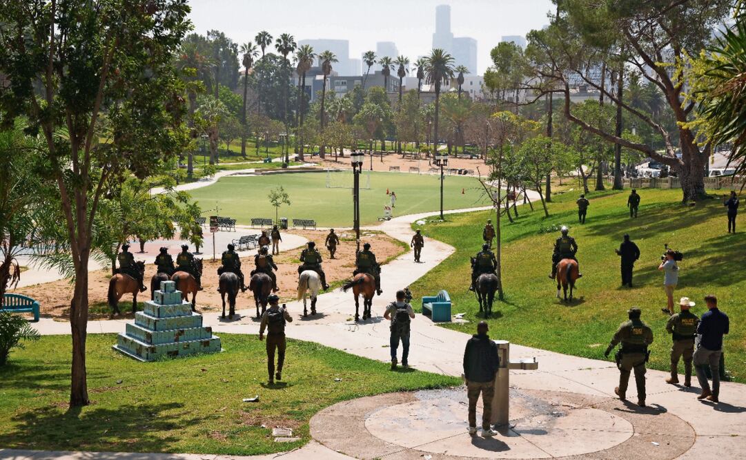 Agentes federales a caballo y a pie de la Patrulla Fronteriza y la Oficina de Investigaciones de Seguridad Nacional, en el Parque MacArthur, en Los Ángeles. Foto: Damian Dovarganes / AP