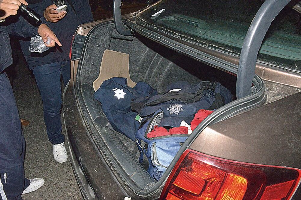 A los delincuentes se les halló: un auto que les fue incautado, y uniformes de la Policía Federal; al parecer dos de ellos son agentes en activo (ESPECIAL)