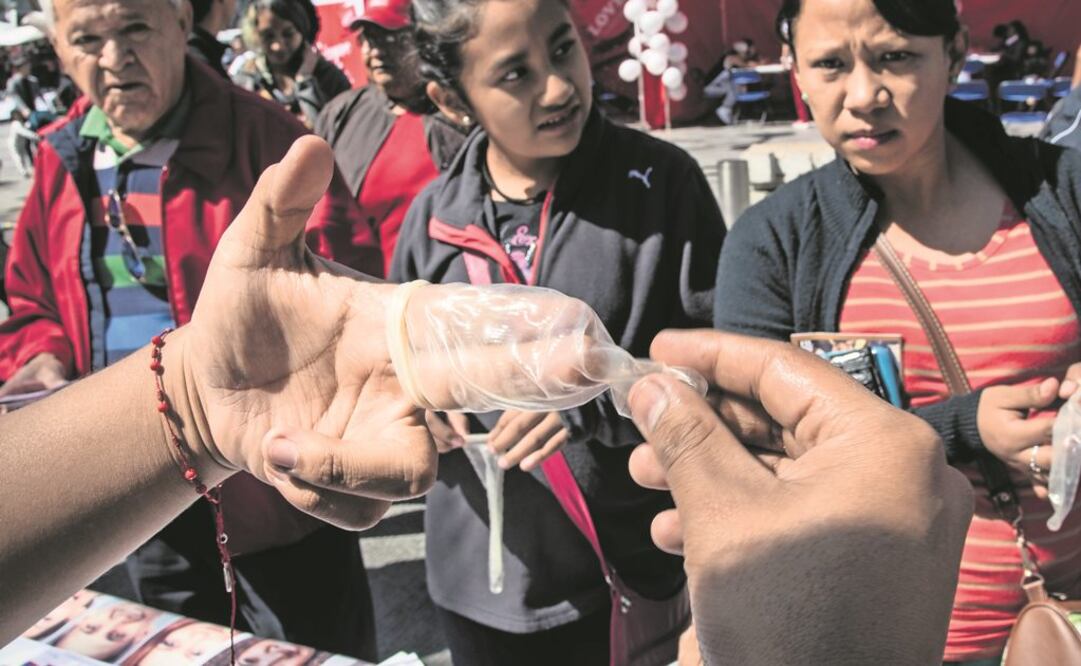 Los jóvenes no se dan el tiempo de conocer a profundidad cómo es que los actores que participan en una película porno se protegen para no enfermarse e imitan escenas poniéndose en completo peligro. Foto: Archivo/ EL UNIVERSAL