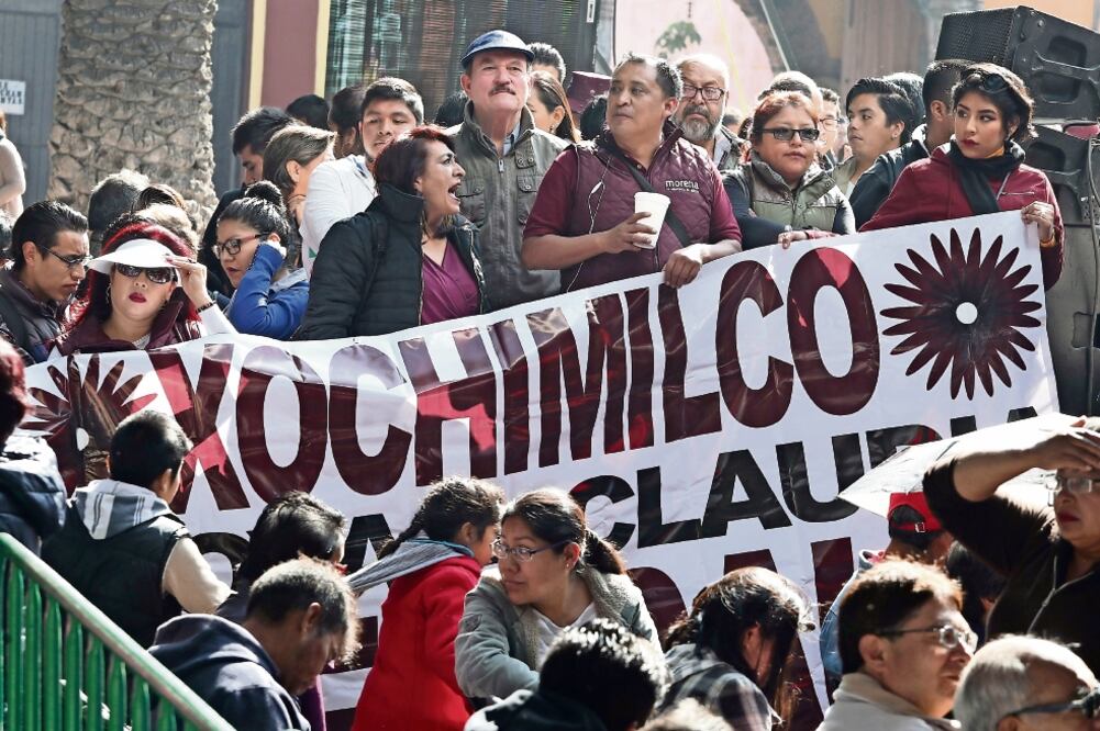 Respaldo. Gente de Coyoacán, Azcapotzalco y Xochimilco llegaron al acto. Incluso damnificados y vecinos de Iztapalapa, liderados por el diputado federal Jesús Valencia, se dieron cita. (BERENICE FREGOSO. EL UNIVERSAL)