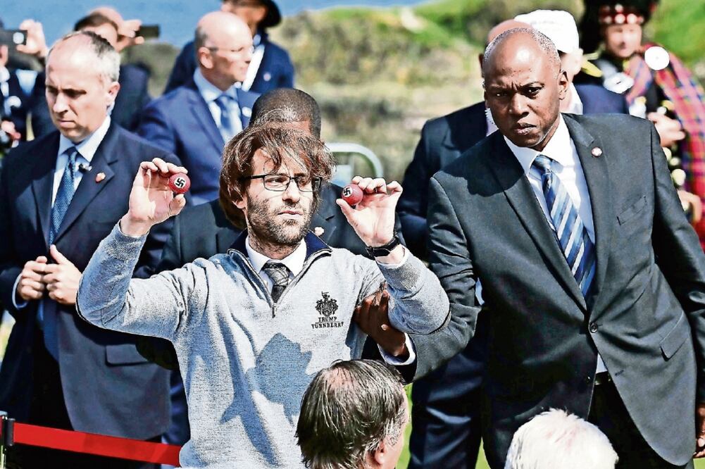 El comediante Simon Brodkin, durante una protesta contra la visita de Donald Trump a Escocia, el 24 de junio pasado, un día después del referéndum británico (ARCHIVO. AP)