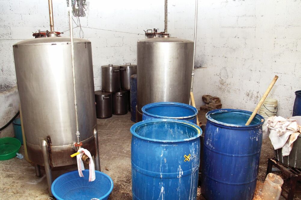 La Secretaría de Marina aseguró los productos químicos al desmantelar un laboratorio en Tlalpan, la semana pasada (ARCHIVO EL UNIVERSAL)