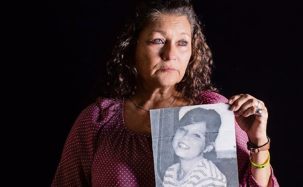 Una madre muestra la foto de su hija desaparecida. Foto: Cortesía NCMEC.