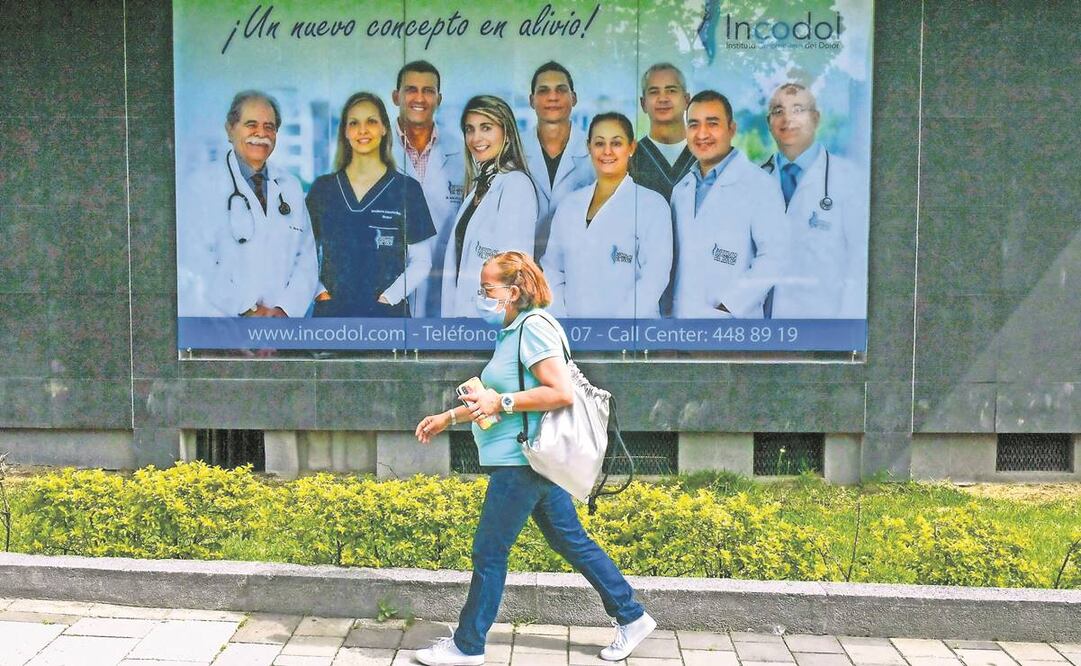 Una mujer pasa por el Instituto Colombiano del Dolor, en Medellín. Foto: AP.
