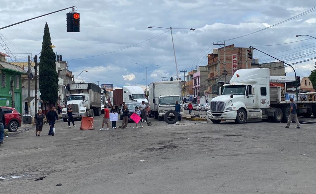 Vecinos de la alcaldía Gustavo A Madero y del municipio de Nezahualcóyotl, en el Estado de México, ya llevan más de seis horas bloqueando las avenida 602. Foto: Especial