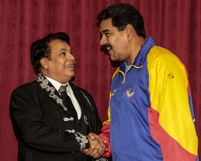 Juan Gabriel le cantó a Maduro en el Palacio de Miraflores en la víspera de que el gobernante cumpliera 51 años (Foto: EFE/Archivo)