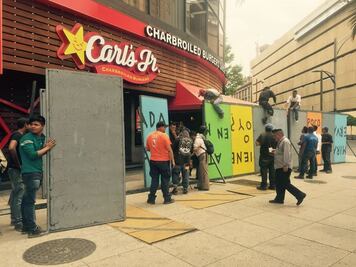 Instalan vallas en Reforma por marchas del 1 de mayo