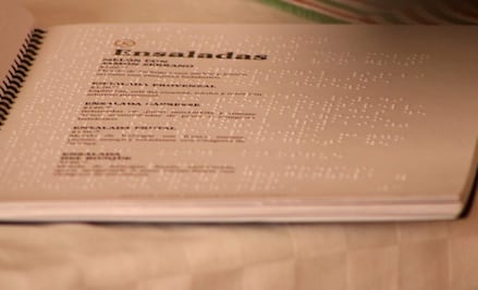 Introducen menús en braille en hoteles y restaurantes de Coahuila