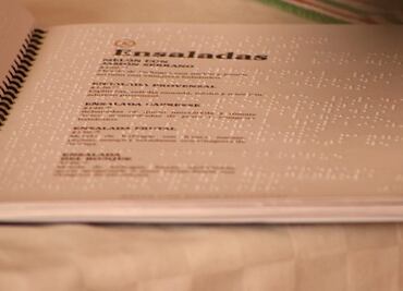 Introducen menús en braille en hoteles y restaurantes de Coahuila
