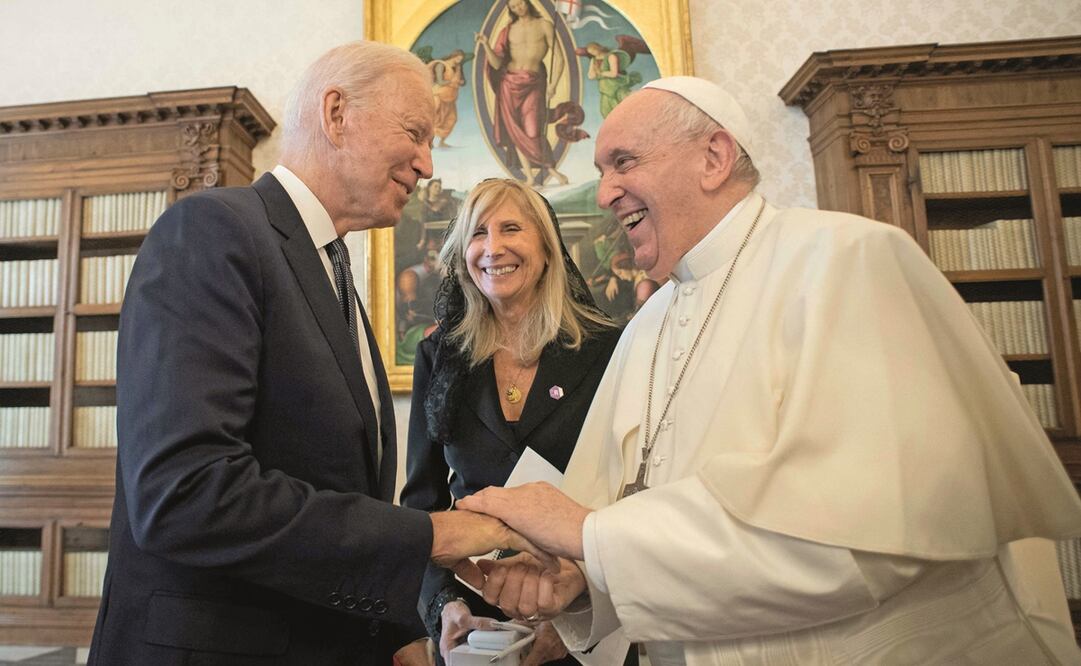 El presidente Joe Biden, ayer durante su reunión con el papa Francisco, en la Ciudad del Vaticano. Los dos católicos más prominentes del mundo dialogaron cara a cara sobre el cambio climático, la pobreza y la pandemia. Foto: EFE