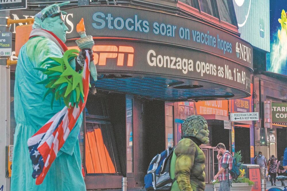 Un anuncio en Times Square, Nueva York, menciona el alza en los mercados, tras la noticia del avance de la vacuna de Pfizer y BioNTech. DAVID DEE DELGADO. AFP