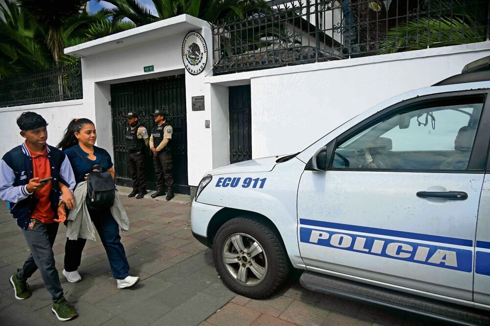 Policías mantienen una guardia frente a la Embajada de México en Quito. Foto: Rodrigo Buendía | AFP