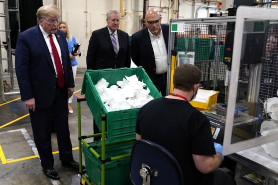 Trump visita fábrica de cubrebocas y se niega a usarlo ante Covid-19