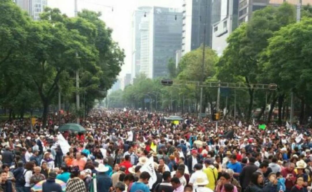 The march was organized by the National Coordination of Education Workers (CNTE), the 25th. Global Action for Ayotzinapa and the National Regeneration Movement (Morena). (Photo: Fanny Ruiz Palacios)  