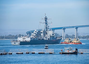 EU envía segundo destructor para operaciones cerca de México; éste cierra la pinza por el Pacífico