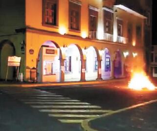 Encapuchados roban y queman urnas en Veracruz