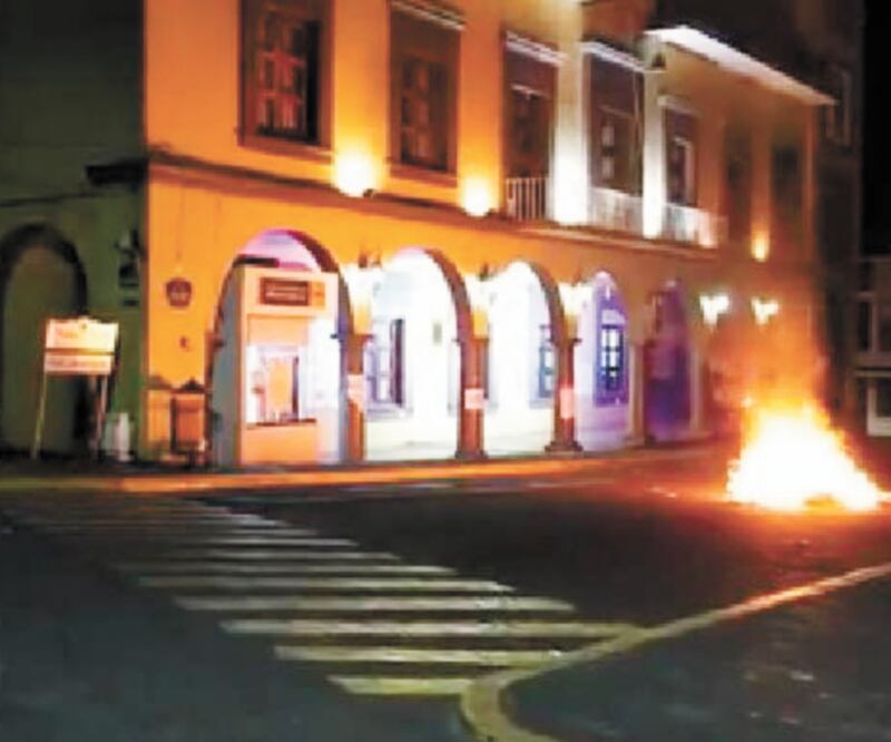 En la madrugada, los encapuchados vandalizaron el Palacio Municipal de Santiago Tuxtla y frente a él quemaron las urnas. Foto: ESPECIAL