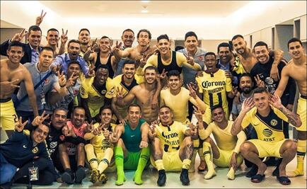 América festeja con cerveza y la "V" de victoria tras llevarse el Clásico