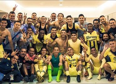 América festeja con cerveza y la "V" de victoria tras llevarse el Clásico
