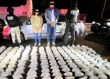 Caen dos personas con 100 kilos de metanfetamina en Mazatlán, Sinaloa; venían en 215 bolsas escondidas en un auto
