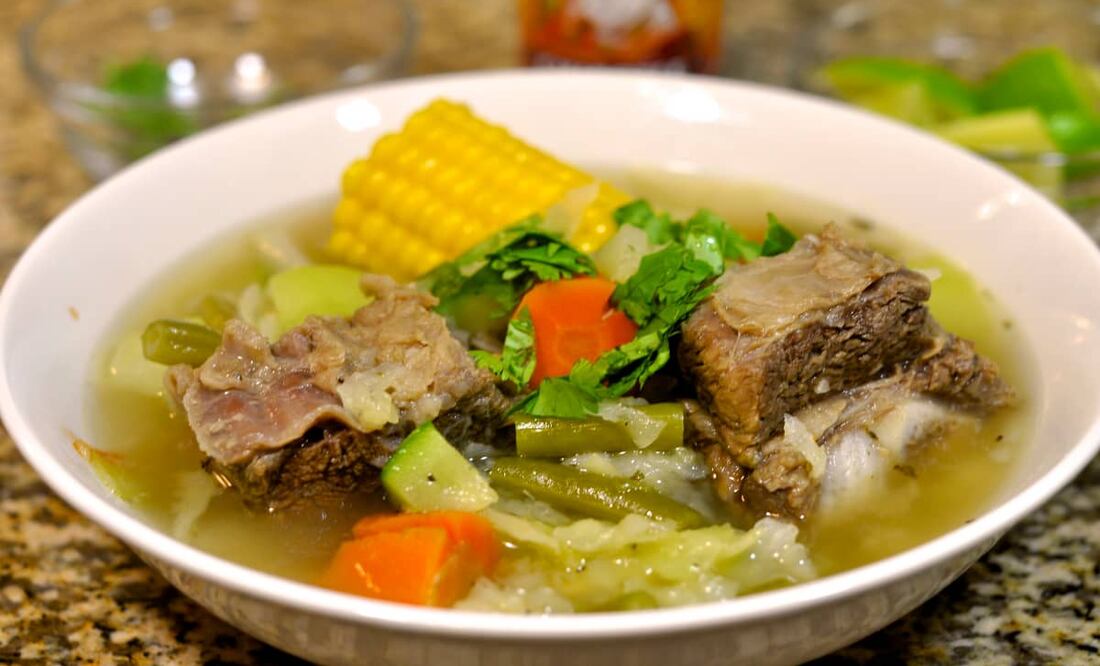 El caldo de res es la base del mole de olla. Foto: Flickr.