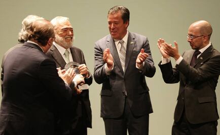 Alejandro Luna recibe la Presea FIC 2015