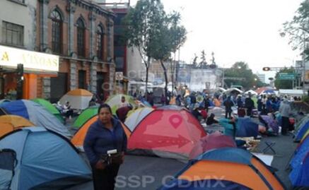 Campesinos amanecen en Bucareli y provocan caos