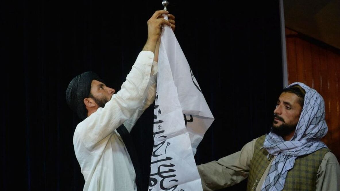 Los talibanes izaron su propia bandera en los edificios oficiales del país. Foto: Getty Images