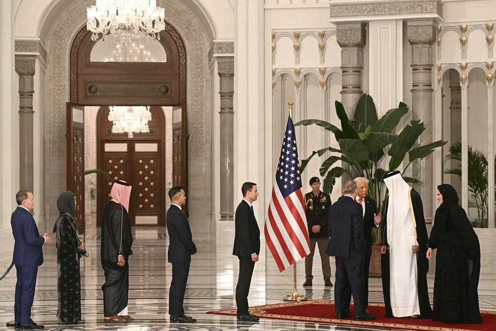 Invitados hacen fila para saludar al presidente estadounidense, Donald Trump, en el Palacio Lusail de Doha. FOTO: BRENDAN SMIALOWSKI. AFP