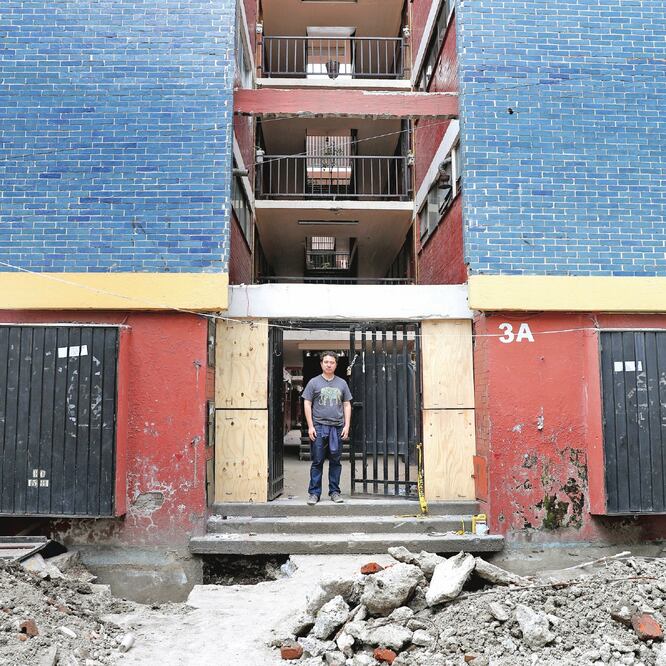 Israel Ballesteros, damnificado del Multifamiliar Tlalpan, cuenta que en el sismo del 19 de septiembre murieron sus vecinos. Foto: VALENTE ROSAS. EL UNIVERSAL