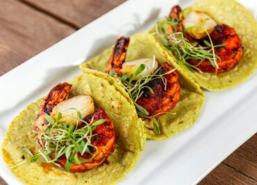 Cocina unos ricos tacos de camarón al pastor