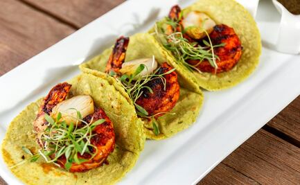 Cocina unos ricos tacos de camarón al pastor