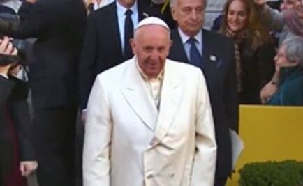 Papa se despide de fieles; parte en papamóvil