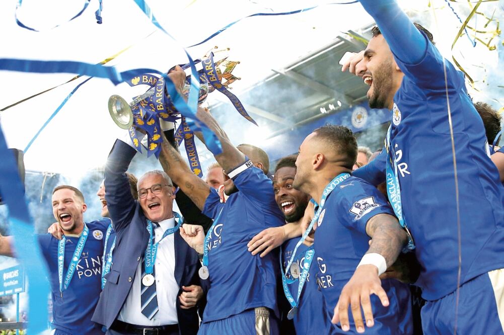 Hace un año la escena de ser coronado era impensable para el Leicester, que estuvo en problemas de descenso; hoy su realidad es distinta (ANDREW BOYERS. REUTERS)