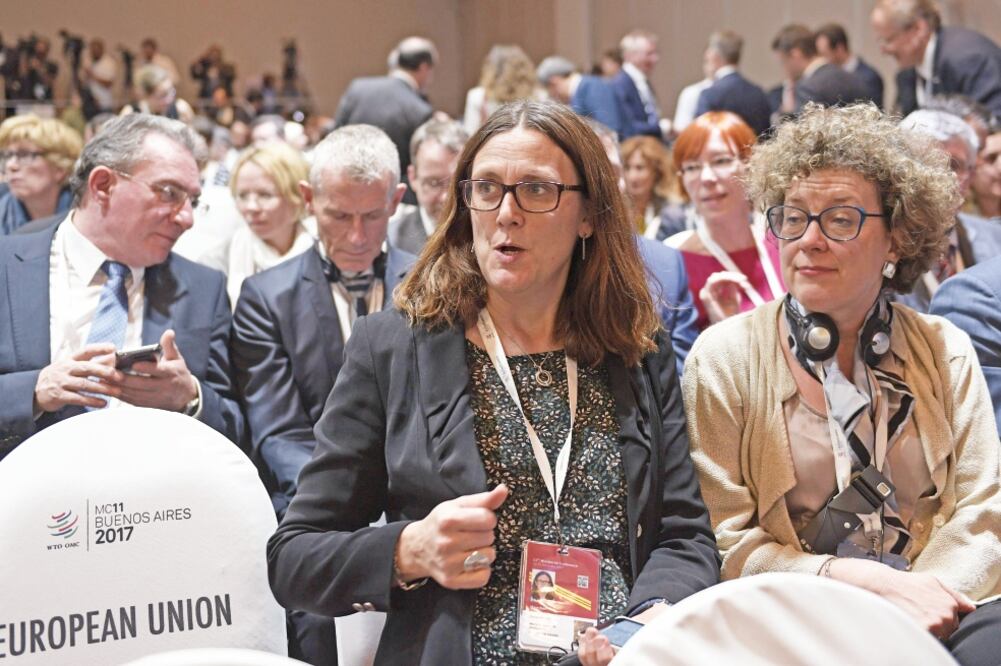 Como parte de la séptima ronda de renegociaciones del TLCUEM, está previsto que hoy se reúnan Cecilia Malmström (al centro), comisaria de Comercio de la Unión Europea, y el secretario de Economía, Ildefonso Guajardo (JUAN MABROMATA. AFP)