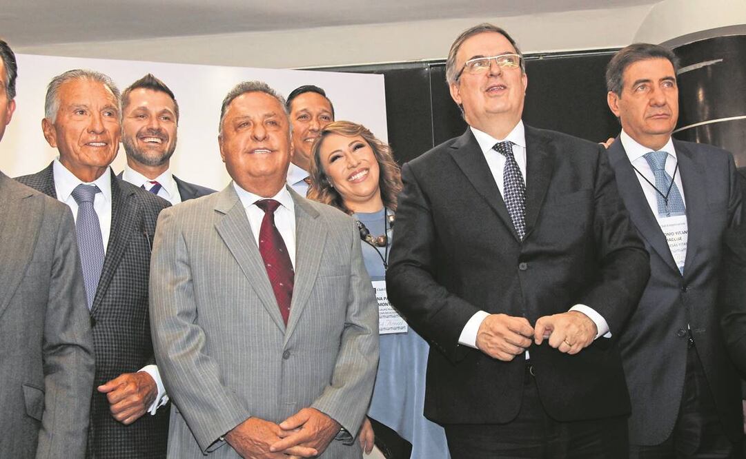Marcelo Ebrard (segundo de der. a izq.) participó en la reunión anual del 54 aniversario del Club de Empresarios de Puebla. Foto: Omar Contreras/ EL UNIVERSAL.