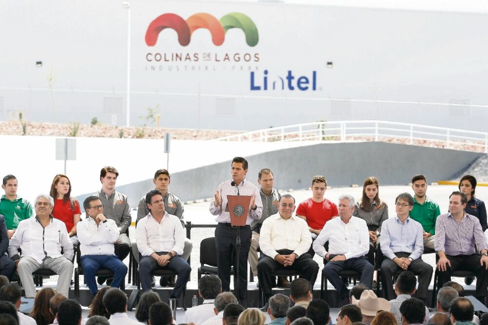 El presidente Enrique Peña Nieto, quien estuvo de gira en Jalisco, inauguró ayer el Parque Industrial de Los Altos y supervisó los avances de la Línea 3 del Tren Ligero de Guadalajara. FOTO: JORGE ALBERTO MENDOZA. EL UNIVERSAL