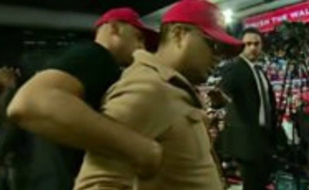 Momento en que detienen a simpatizante de Trump tras agresión a camarógrafo (Foto: tomada de video)