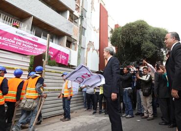 Mancera da banderazo a demolición de torres de departamentos en Coyoacán