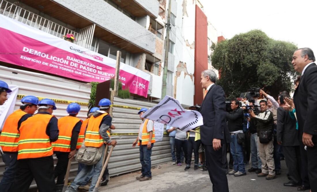 Los vecinos explicaron que el Instituto de Vivienda capitalino (INVI) reconstruirá el edificio de pisos exactamente como está desde 1980 (Foto: Twitter @ManceraMiguelMX)