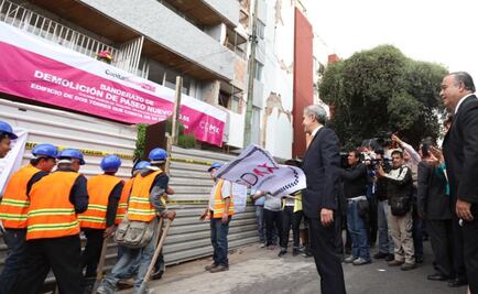 Mancera da banderazo a demolición de torres de departamentos en Coyoacán