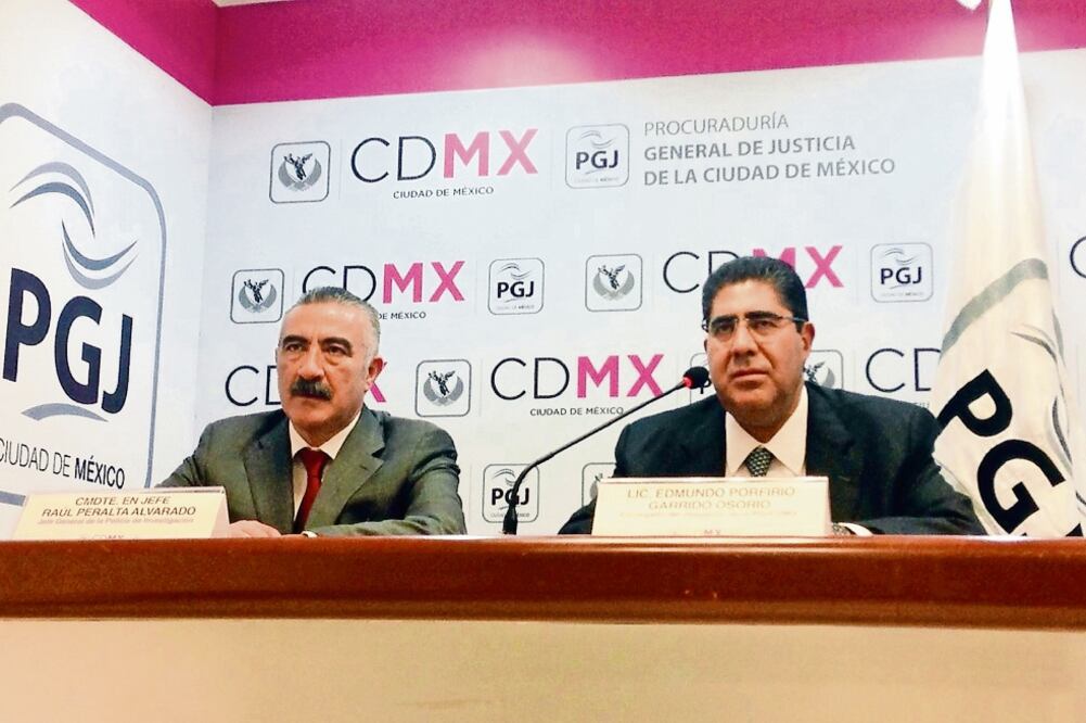 Edmundo Garrido, encargado de la procuraduría local (der.), dice que aún no hay seguridad de que quienes se identifican como padres de Antony lo sean (PGJCDMX)