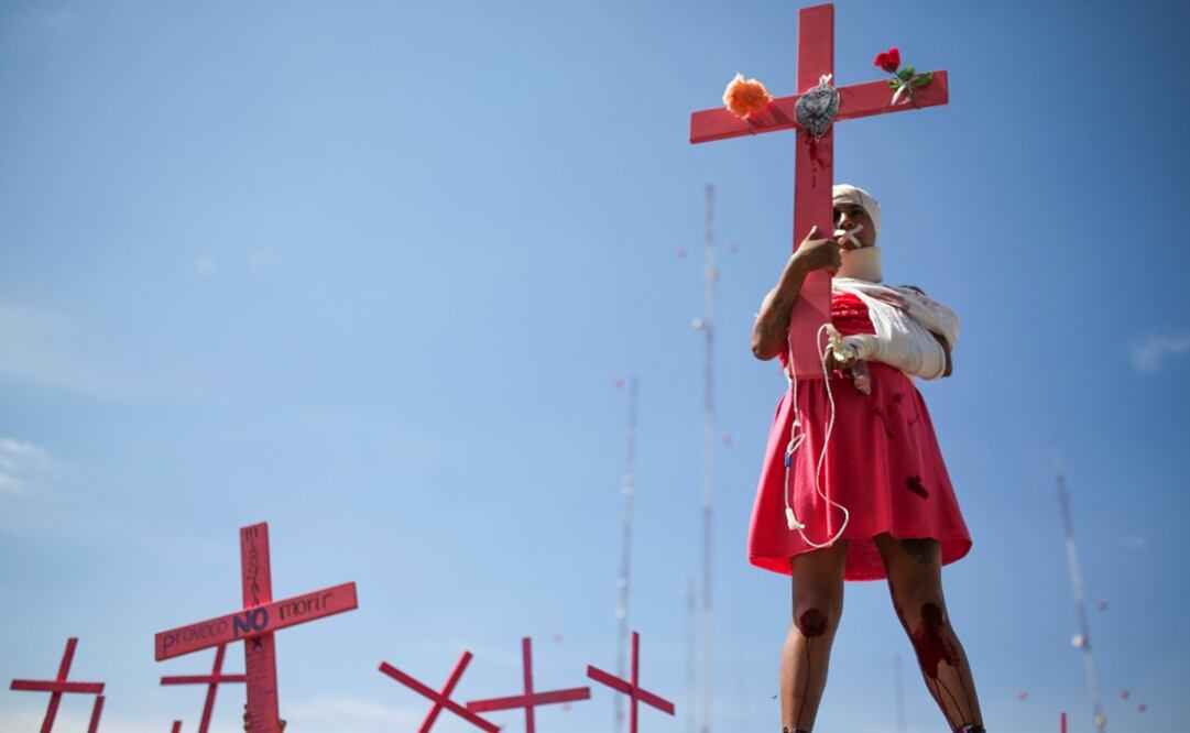 A woman stages a performance to mark International Women's Day and to demand justice for the victims of gender violence and femicides - Photo: Luisa González/REUTERS