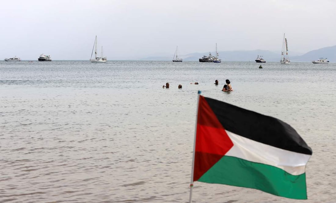 Los barcos de la Flotilla Global Sumud que se dirigen a Gaza anclados frente a la costa de Sidi Bou Saïd en Túnez, el martes 9 de septiembre de 2025. (Foto AP/Anis Mili)
