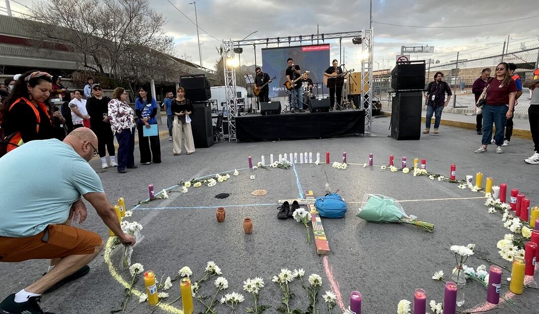 Activistas y familiares realizaron una vigilia en Ciudad Juárez para recordar a los migrantes fallecidos en el incendio en la estancia migratoria del Instituto Nacional de Migración ubicado en el Puente Lerdo. Foto: Paola Gamboa/EL UNIVERSAL